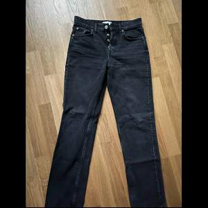 Straight mid waist jeans från Zara i mörkgrå. Aldrig använda på grund av för små för mig. Storlek 36 passar mig vanligtvis, skulle säga att dessa är en 34. 