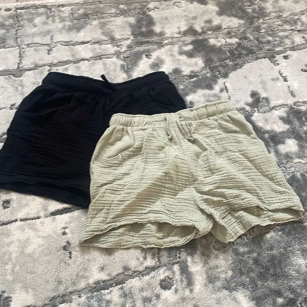 Två par linne shorts från lager 157 dom är i bra skick och är använda ett fåtal gånger, väldigt sköna på sommaren då dom är väldigt luftiga. 30kr styck.. Shorts.