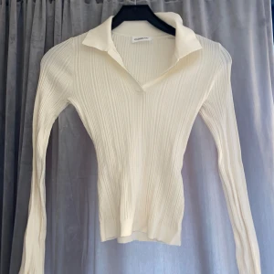 Vit ribbad tröja från Zara - Säljer en stilren och elegant vit/crémefärgad ribbad tröja från Even and odd. Den har en snygg v-ringning och långa ärmar, perfekt för både vardag och fest. Tröjan är i ett mjukt och bekvämt material som sitter skönt på kroppen.