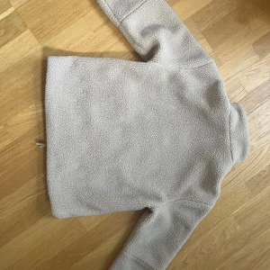 Supersnygg teddyjacka! - Säljer denna jättesnygga och söta teddyjackan! Den är i storlek s men sitter bra som xs också! Skriv vid frågor!💗💗💗