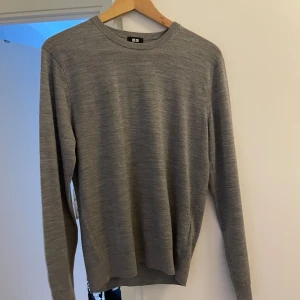 Uniqlo tröja - Säljer nu mina ljusgråa uniqlo merinoull tröja i storlek XS säljer den pågrund av att den är för liten kond 10/10 