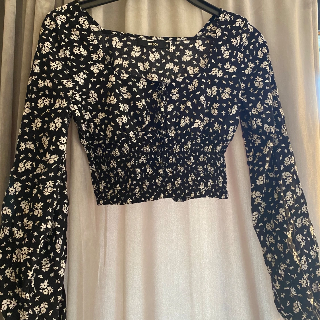 Svart blommig topp från Bik Bok - 90