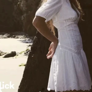 Vit zara klänning  - Säljer denna vita klänning från zara som ej kommer till användning, jätte fin att ha till vardags, fest eller ex studenten. Kom privat för egna bilder eller om du har några frågor💕💕