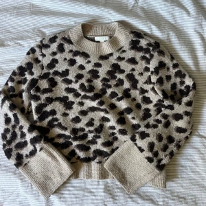 Leopard tröja - En jätte fin leopard tröja från H&M i storlek XS. Den är i  jättebra skick, har använts två gånger 💕 Jag säljer den för att den inte kommer till användning så mycket🥰 Priset kan diskuteras!