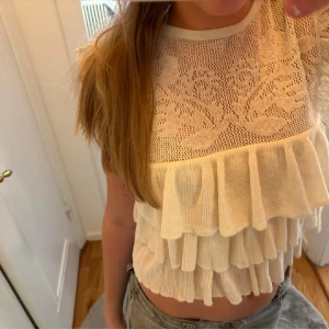 Zara blus - Nu säljer jag denna super söta topp från zara. Dem är i bra skick. Den är i storlek L men den sitter som en S. Tveka inte på att höra av er om ni har frågor❤️ (lånade bilder)