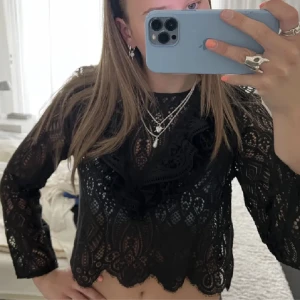 Zara blus  - Nu säljer jag denna jätte söta toppen från zara som inte kommer till andvändning längre. Den är i bra skick, tveka inte på att skriva om ni har frågor❤️ (lånad bild)