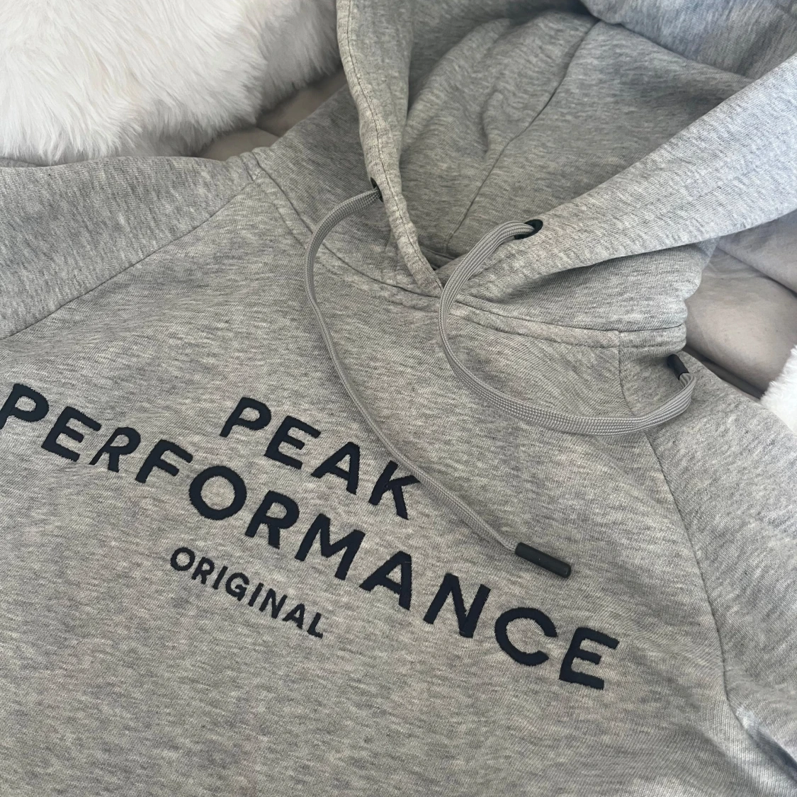 Grå hoodie från Peak Performance - 90