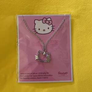 Hello Kitty halsband  - Gulligt rosa Hello Kitty halsband har aldrig använts 
