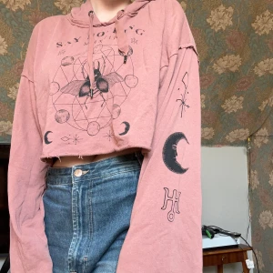 Cropped hoodie - Tunn hoodie med vida ärmar