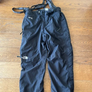 Överdragsbyxor north face  - Svarta termobyxor i fint skick. Justerbar midja och avtagbara hängslen. 