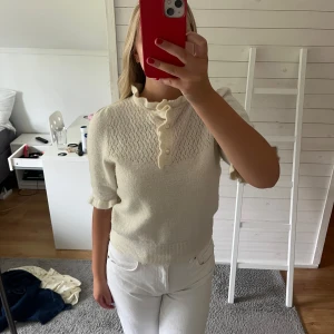 Stickad T-shirt  - Stickad tröja från Lindex, knappt använd så i bra skick💕