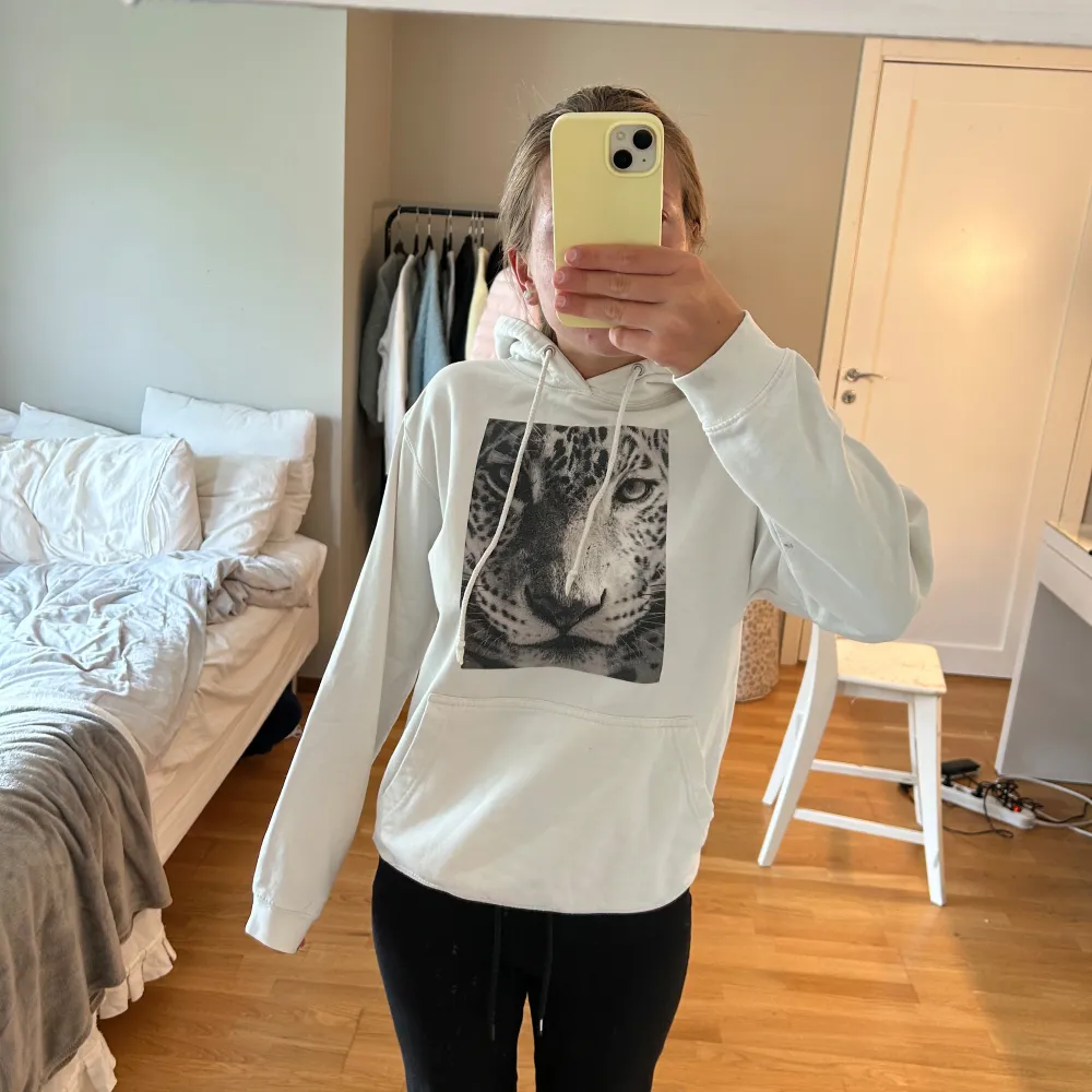 Säljer en supercool vit hoodie från The cool elephant i storlek S. Den har ett stort leopardmotiv på framsidan som verkligen sticker ut. Perfekt för både mysiga hemmakvällar och att  en avslappnad stil ute. Hoodien är i bra skick och har en klassisk känguruficka framtill. Hör av dig om du är intresserad! 🐆. Tröjor & Koftor.