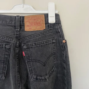 501 levis jeans svarta  - vintage levis jeans i modell 501 i en urtvättad svart färg. framgår ingen storlek men jag skulle säga ungefär XS, typ 24’. knappgylf. slitning på insida lår, i övrigt felfria!