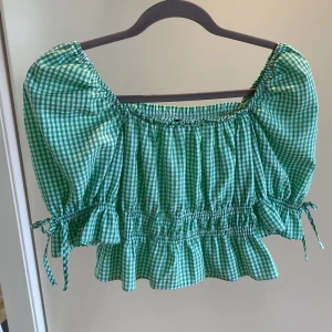 Grön- och vitrutigt offshoulder-top - Fin rutig topp från H&M i storlek xxs. Nyskick