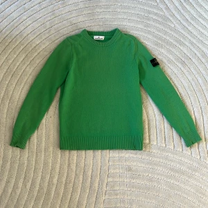 Stone island crewneck - Riktigt snygg stone island crewneck, använd men fortfarande mycket att ge och bra skick som ni ser på bilderna. Bara att fråga om ni undrar nått.