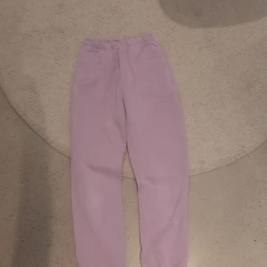 Lila mjukisbyxor  - Lila mjukisbyxor ifrån Gina Tricot. Byxorna har fickor och är i mycket bra skick utan defekter. Storlek XXS men passar även större storlekar då de är stretchiga💕