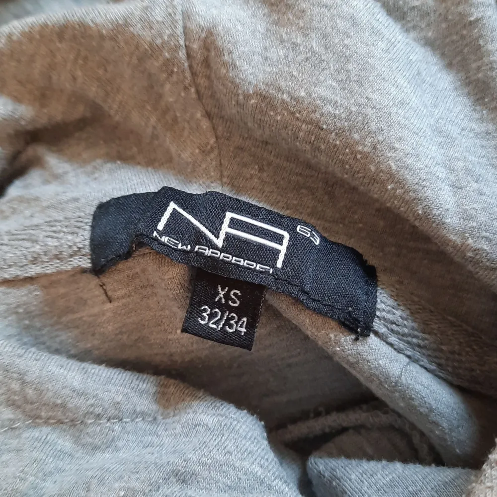 Grå hoodie ifrån gekås. Använd ett fåtal gpnger och har inga defekter💕. Hoodies.