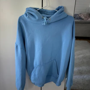 Ljusblå hoodie - Säljer en ljusblå hoodie i storlek XS. Säljer den från pågrund av att den inte används. Den är köpt på Bik Bok för 1 år sen för 400kr. Hör av er om ni är intresserade 💞