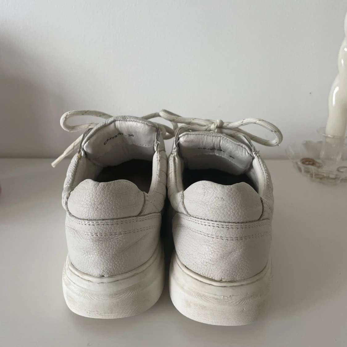 Vita skor  - 91