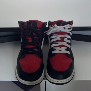 Air Jordan 1 Mid  - Jag säljer mina jordans eftersom dom inte har kommit till användning längre (blivit för små). Dem är mycket bra skick, använda fåtal gånger. Priset kan sänkas vid snabb affär. Extra skosnören kommer med:) Hör av er vid funderingar🤝.