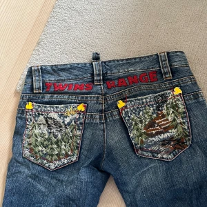 Jätte coola twins range jeans med dekoration på fickorma - Jätte coola jeans med deklaration på fickorna!!❤️‍🔥 ena fickans sömn är lite av som syns på en av bilderna.