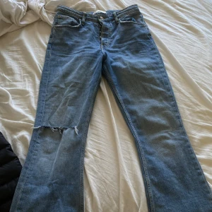 Gina tricot sienna jeans - Gina tricot sienna jeans med liten slits vid knät  Strl 40 Använda men fint skick  Nypris ca 499/599:- 