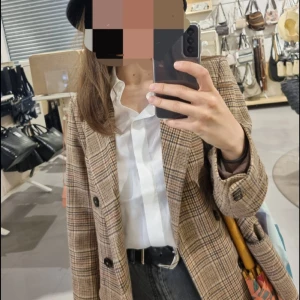 Beige kappa, Mango - En välanvänd kappa från Mango och den är fortfarande i väldigt gott skick. Passar bra till våren och tidig höst Majblomman följer med om man vill 