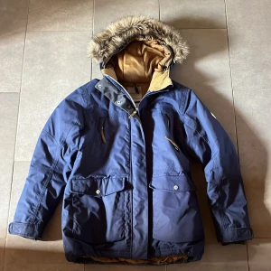 vinterjacka  - en vinterjacka från didrikson storlek 42, jättevarm och stor huva. 