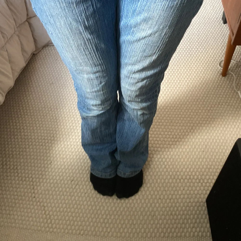 Jätte snygga blåa lågmidjade bootcut jeans i storlek xs. Säljer för att de inte kommer till användning😙 priset kan diskuteras . Jeans & Byxor.