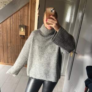 Super Nice polotröja från selected femme! Använd fåtal gånger! Storlek L sitter snyggt oversize på mig som brukar ha s/m! Hör av er vid intresse!!