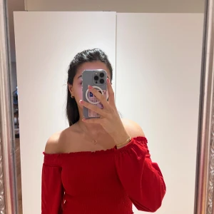 Off shoulder top  - Långärmad röd off shoulder tröja från H&M, endast använd ett fåtal gånger säljer den då det inte längre är min stil. 