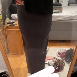 Långkjol från Gina tricot  - Långkjol från Gina tricot i den gråa färgen ❤️ knappt använd ❤️