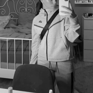 Nike tech set - Säljer detta fina gråa nike settet, både koftan och byxan men kan även säljas styckvis! Stl S i båda delarna och båda delarna är i mycket bra skick! Har ingen precis summa jag tänker så kom med förslag på pris ni vill lägga! 