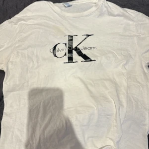 Calvin Klein t-Shirt - Vit T-shirt från Calvin Klein. Strl L, knappt använd 