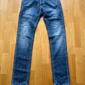 Dondup George Jeans - Tja säljer nu mina dondup George jeans på grund av för små, Dem bra storlek för folk mellan 170-175cm. Hör gjärna av er vid funderaringar
