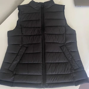 Väst  - Superfin väst som tyvärr inte kommer till användning. Endast använd två gånger!💕 kontakta mig gärna om du har funderingar eller är intresserad🥰