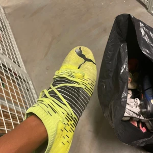 Fotbollsskor  - Bra skicka bara lite smutsig men inga konstigheter 