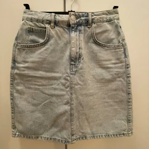 Jeanskjol - Säljer min ljusblåa jeanskjol från Gina Tricot i storlek 34. Den är högmidjad och har en slitts på baksidan, är i bra skick!!! 