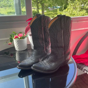 Sancho Cowboy Boots - mycket bra skick! nypris på Sancho Boots brukar vara runt 2000kr 💕 