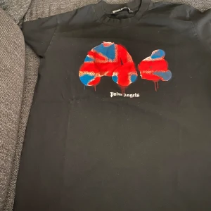 Palm Angels T-Shirt - I bra skick, använder inte då jag inte tycker den passar i mina outfits. Ställ gärna frågor!