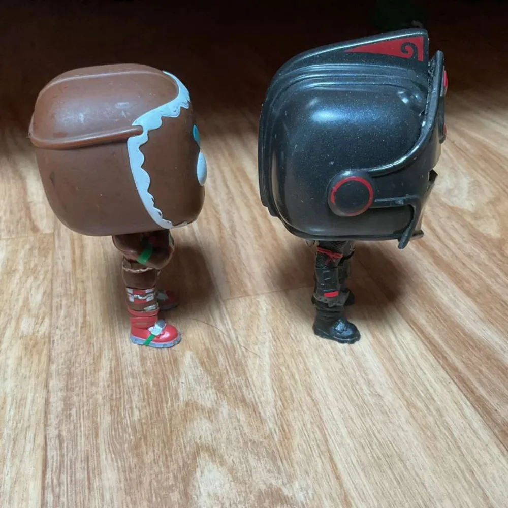 Säljer mina  Fortnite Funko Popz. Är i bra skick.Pepparkaks gubben har lite färg på huvudet, Men borde gå att tvätta av. Inget av dem är sönder.👍🏾😁 . Övrigt.