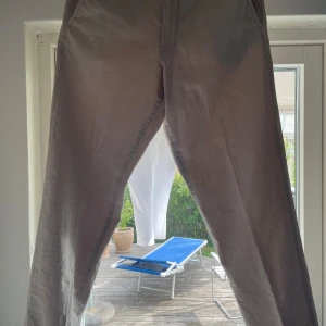 Beige byxor från Redefined Rebel - Säljer ett par snygga linnebyxor från Redefined Rebel i storlek S i utmärkt skick. Det är en linmix med 55% linne och 45 % bomull för mer struktur. Nypris är 499 kr och du får det för bara 200.