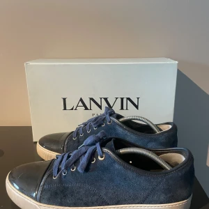 Lanvin Cap Toe - Ett par Lanvin Cap Toe i storlek 9 uk som motsvarar storlek 44 men är dock stora i storleken. Skorna är i bra skick förutom en liten deffekt i fram på vänster sko. Tar helst byten mot ett par skor i storlek 44-45. Bara skriva om ni har frågor 🔥😁