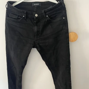 Svarta jeans från Karve - Säljer ett par svarta jeans från Karve. De är i bra skick och har en snygg, tight passform. Perfekta för både vardag och fest! 🖤