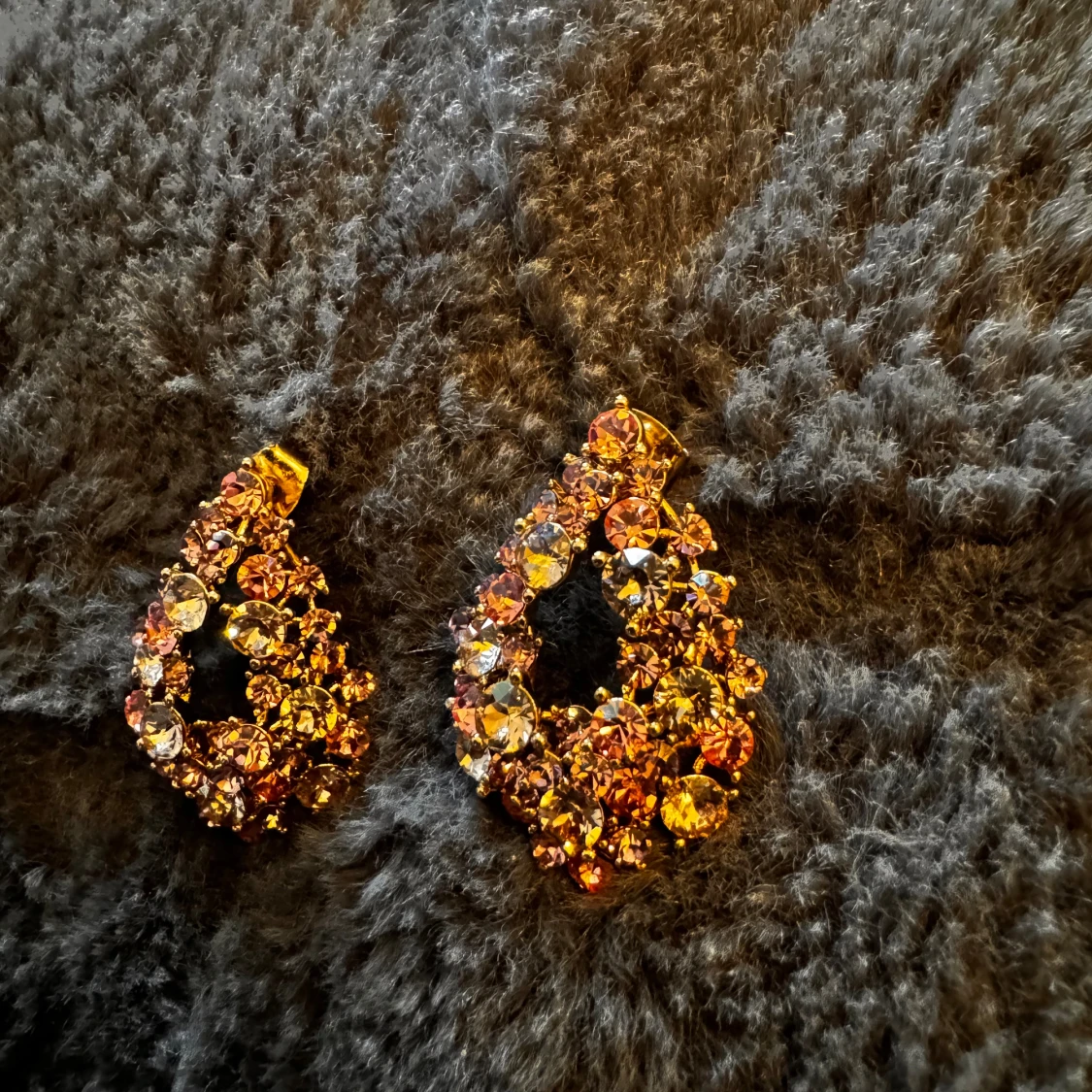 Guldglittriga örhängen i droppform - 92