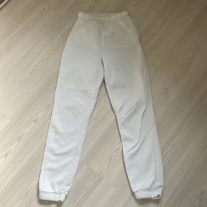 Vita sweatpants  - Vita sweatpants som tyvärr har blivit för små för mig men är i bra skick och inte använda, köptes på Gina trixig för ca ett år sen🥰 kan ändra priset för kommer inte ihåg vad jag köpte de för men ca 250kr