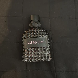 Valentino Born in roma. - En valentino Born in roma intense 50/100ml kvar ca ny 50ml = 950kr mitt pris 700kr