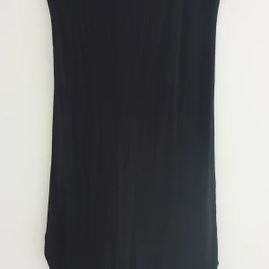 Klänning - Svart kortärmad klänning, knälängd. Använd fåtal gånger