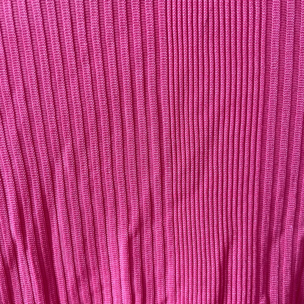 Fin rosa turtelneck med lite randigt tyg. Neuletakit & Villapaidat.