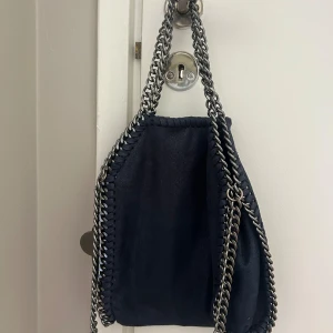 Stella McCartney liknande väska - Stella McCartney liknande väska i toppen skick! Skickas spårbart med postnord och om du har några frågor tveka inte på att höra av dig!!